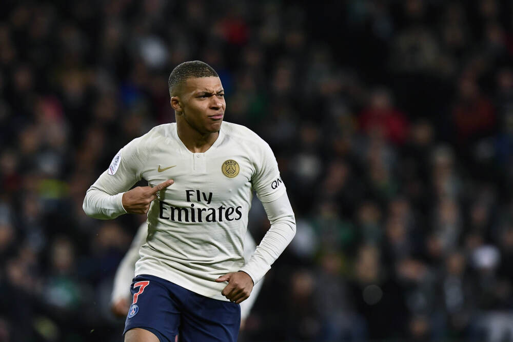 全面发挥，杨瀚森G联赛35分钟14中7砍20分7板7助2断2帽，三分6中2